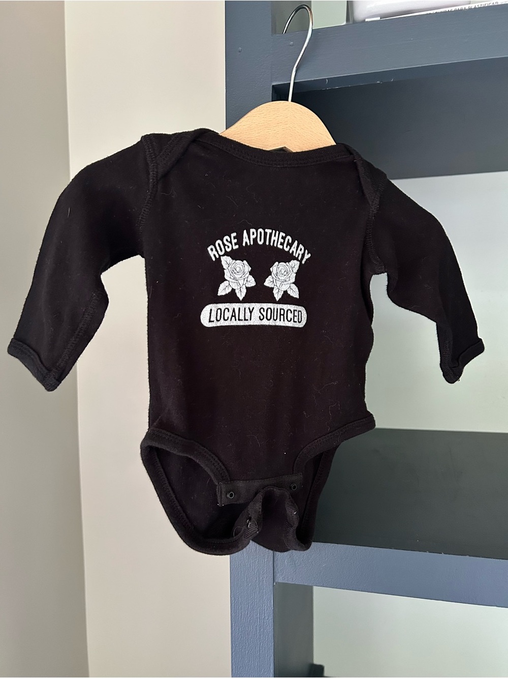 Schitt’s Creek Rose Apothecary black long sleeve onesie 6 mo